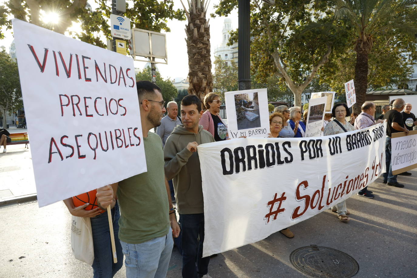 Los vecinos de Orriols se concentran a las puertas del Ayuntamiento para protestar por el «abandono municipal»