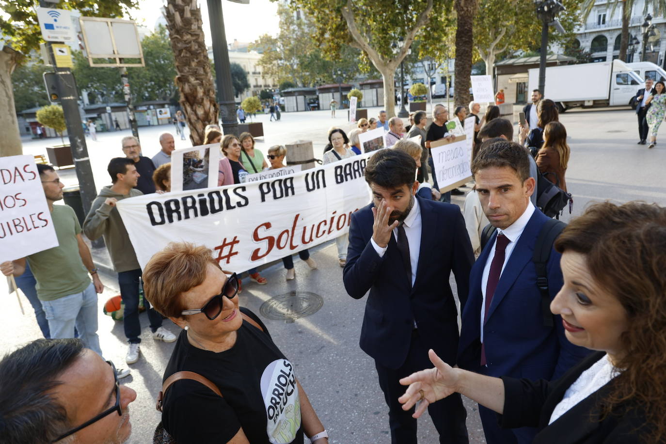 Los vecinos de Orriols se concentran a las puertas del Ayuntamiento para protestar por el «abandono municipal»