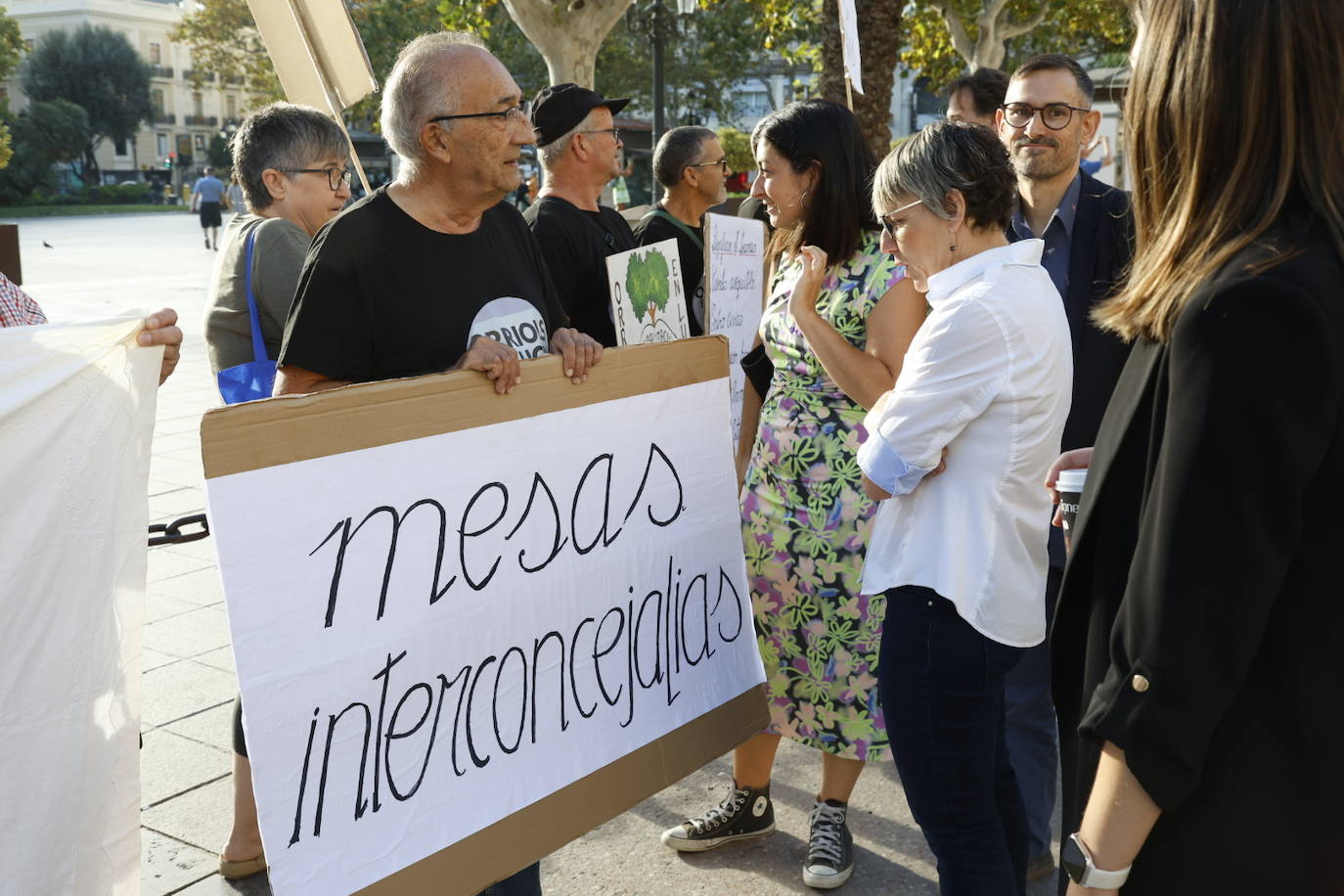 Los vecinos de Orriols se concentran a las puertas del Ayuntamiento para protestar por el «abandono municipal»