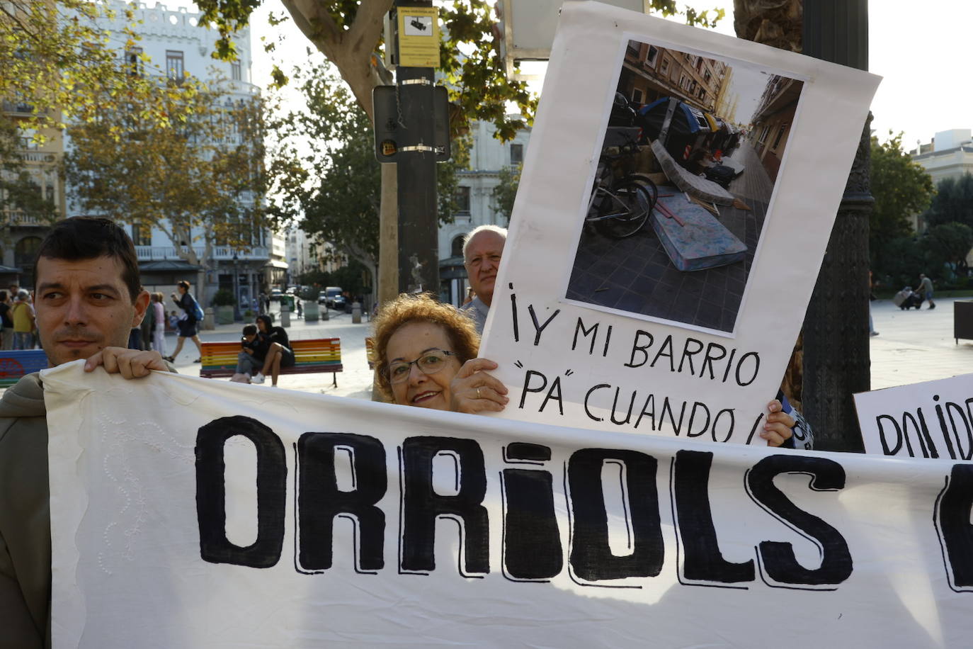 Los vecinos de Orriols se concentran a las puertas del Ayuntamiento para protestar por el «abandono municipal»