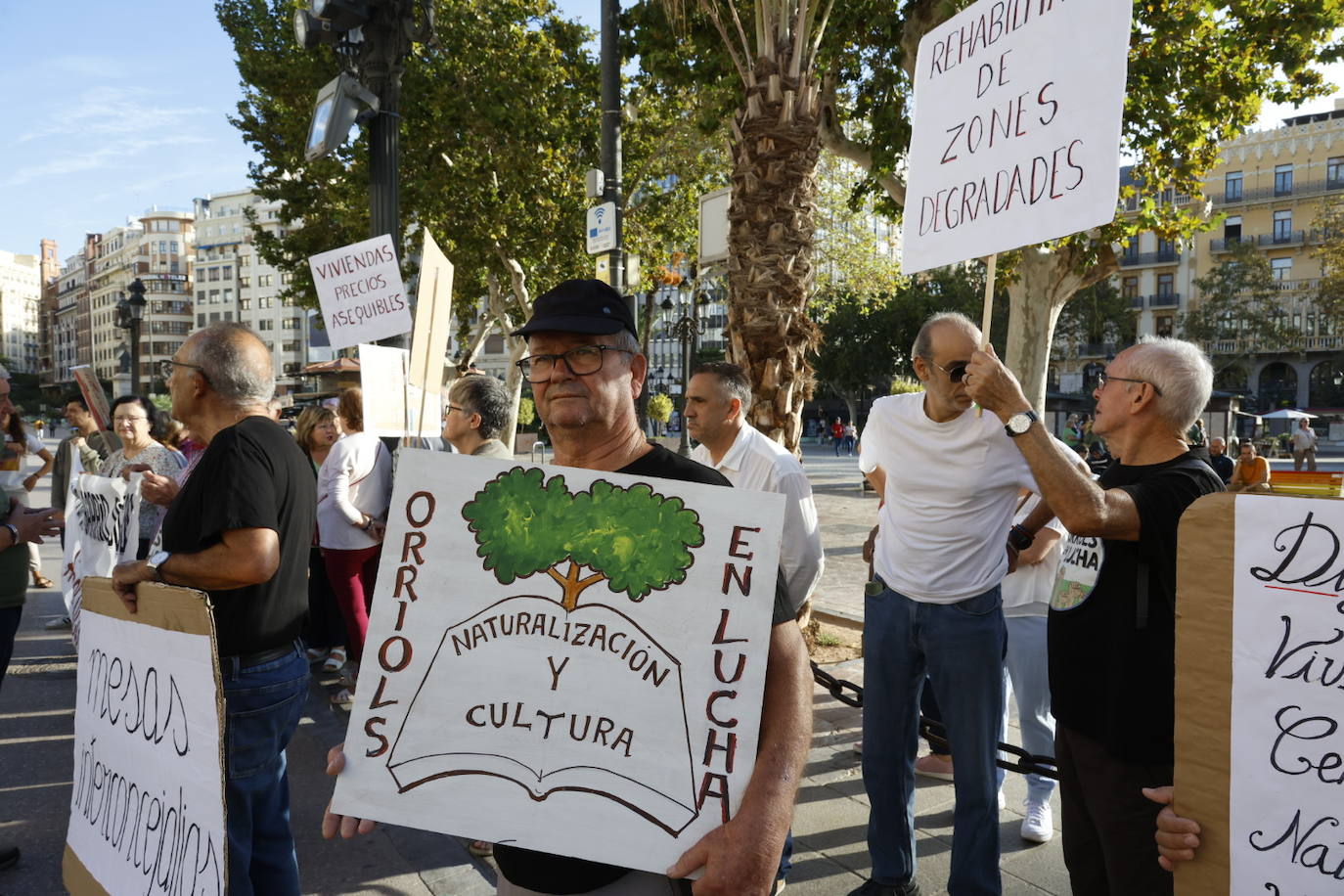 Los vecinos de Orriols se concentran a las puertas del Ayuntamiento para protestar por el «abandono municipal»