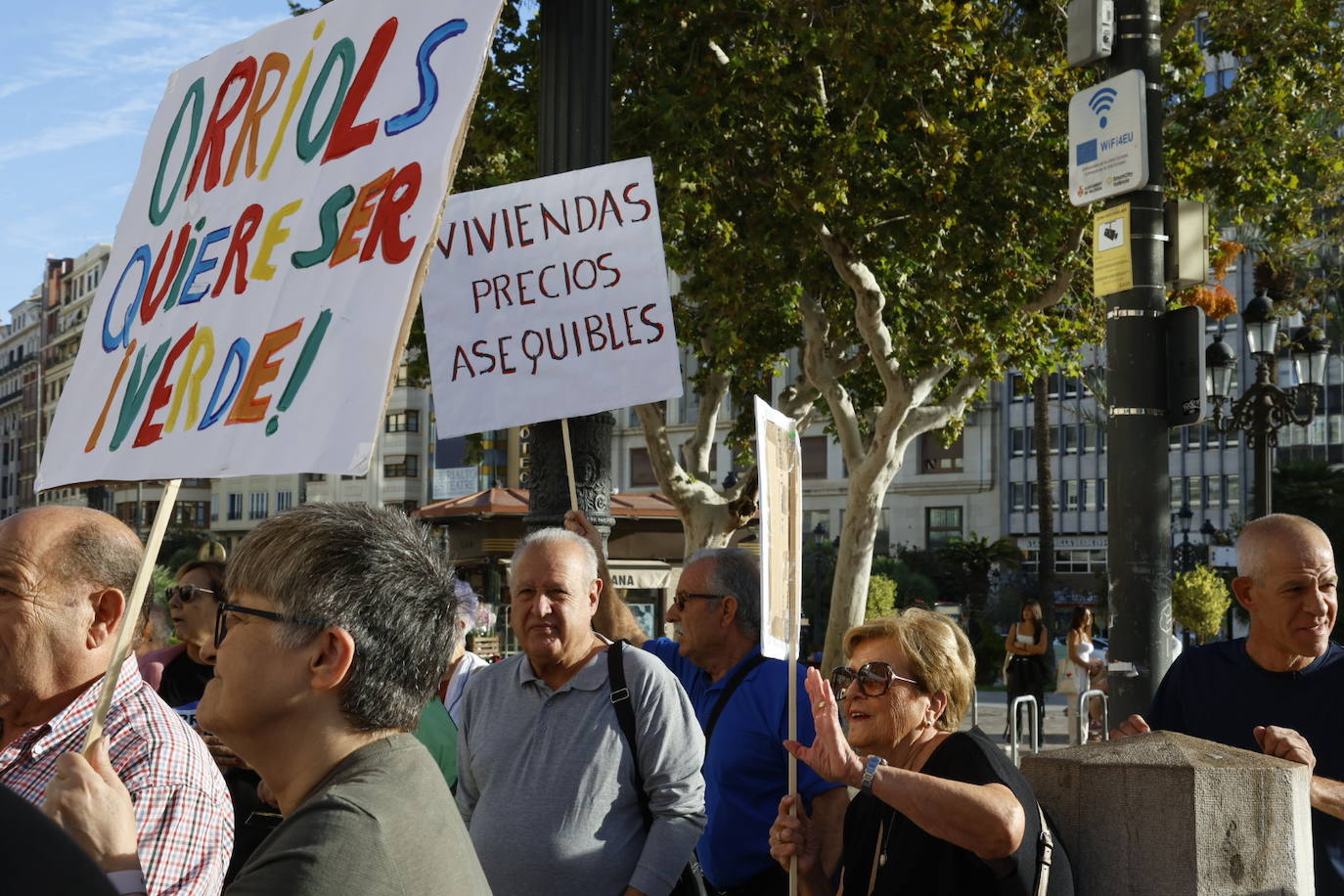 Los vecinos de Orriols se concentran a las puertas del Ayuntamiento para protestar por el «abandono municipal»