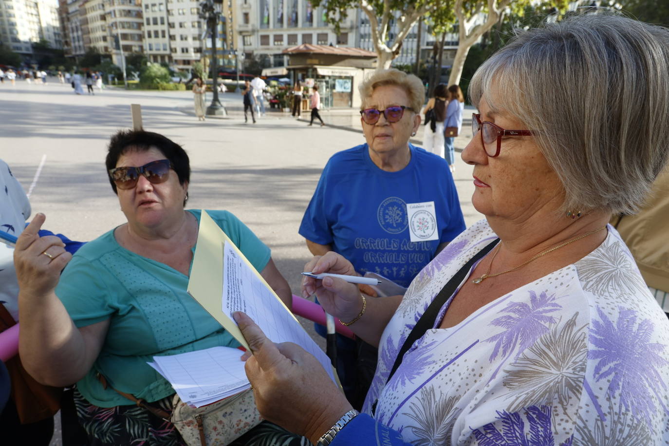 Los vecinos de Orriols se concentran a las puertas del Ayuntamiento para protestar por el «abandono municipal»