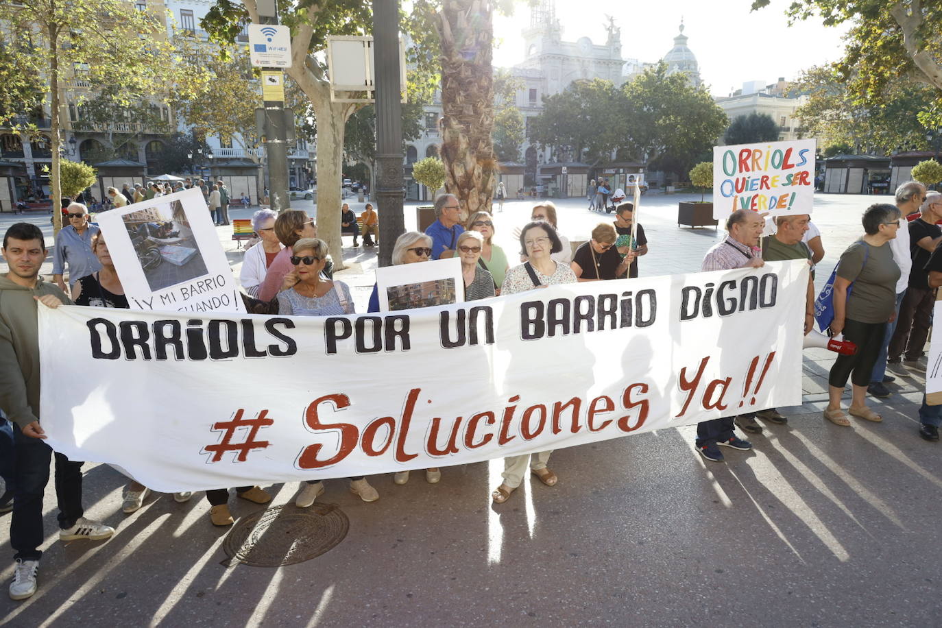 Los vecinos de Orriols se concentran a las puertas del Ayuntamiento para protestar por el «abandono municipal»