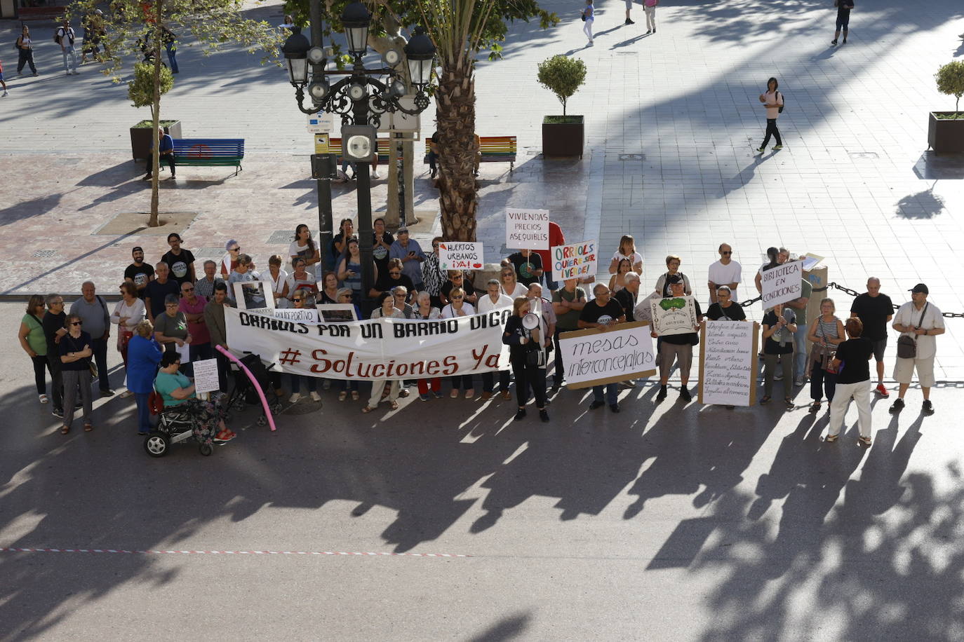 Los vecinos de Orriols se concentran a las puertas del Ayuntamiento para protestar por el «abandono municipal»