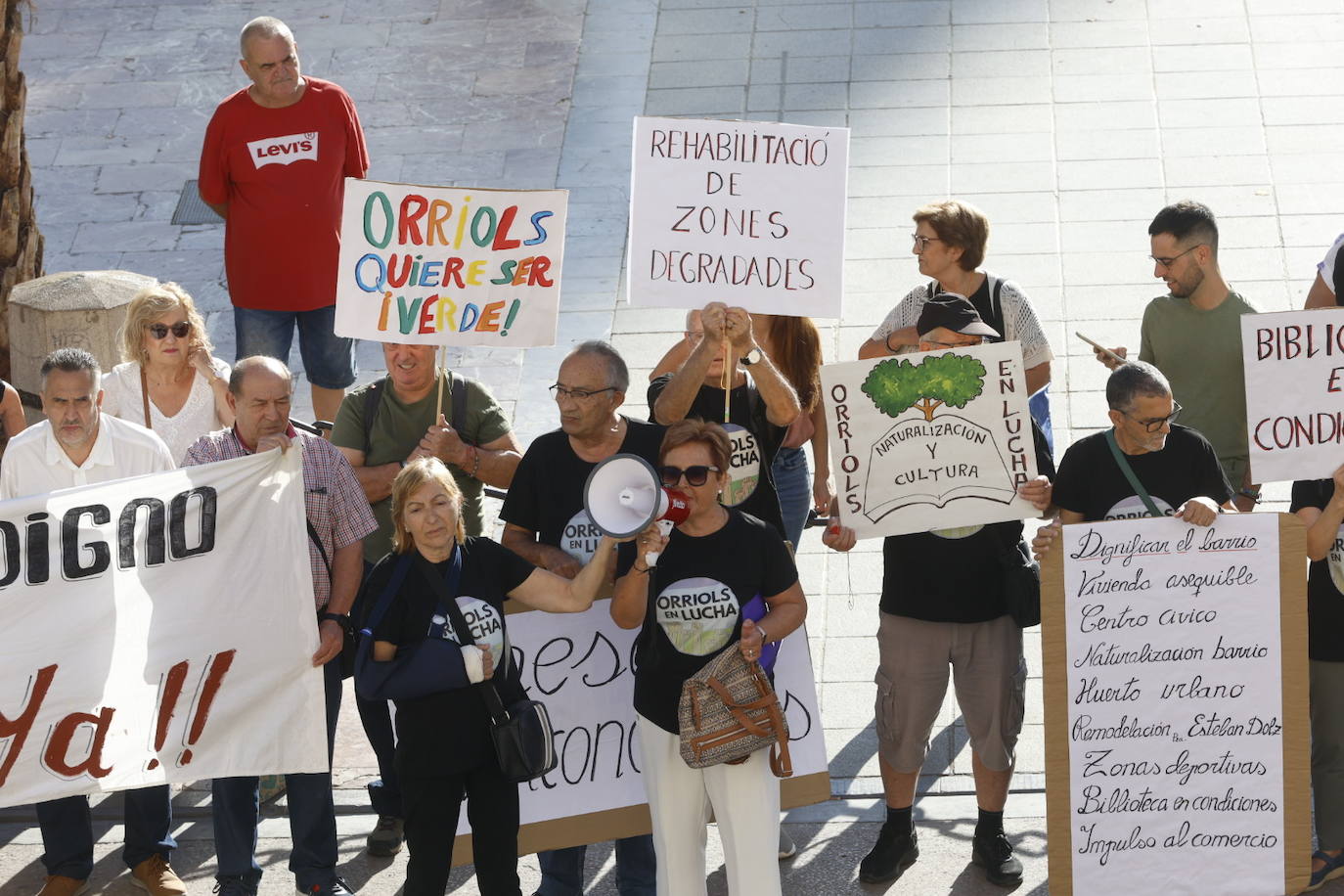 Los vecinos de Orriols se concentran a las puertas del Ayuntamiento para protestar por el «abandono municipal»