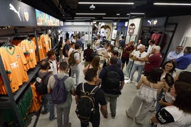 Imagen de la nueva tienda del Valencia CF en la calle Colón.