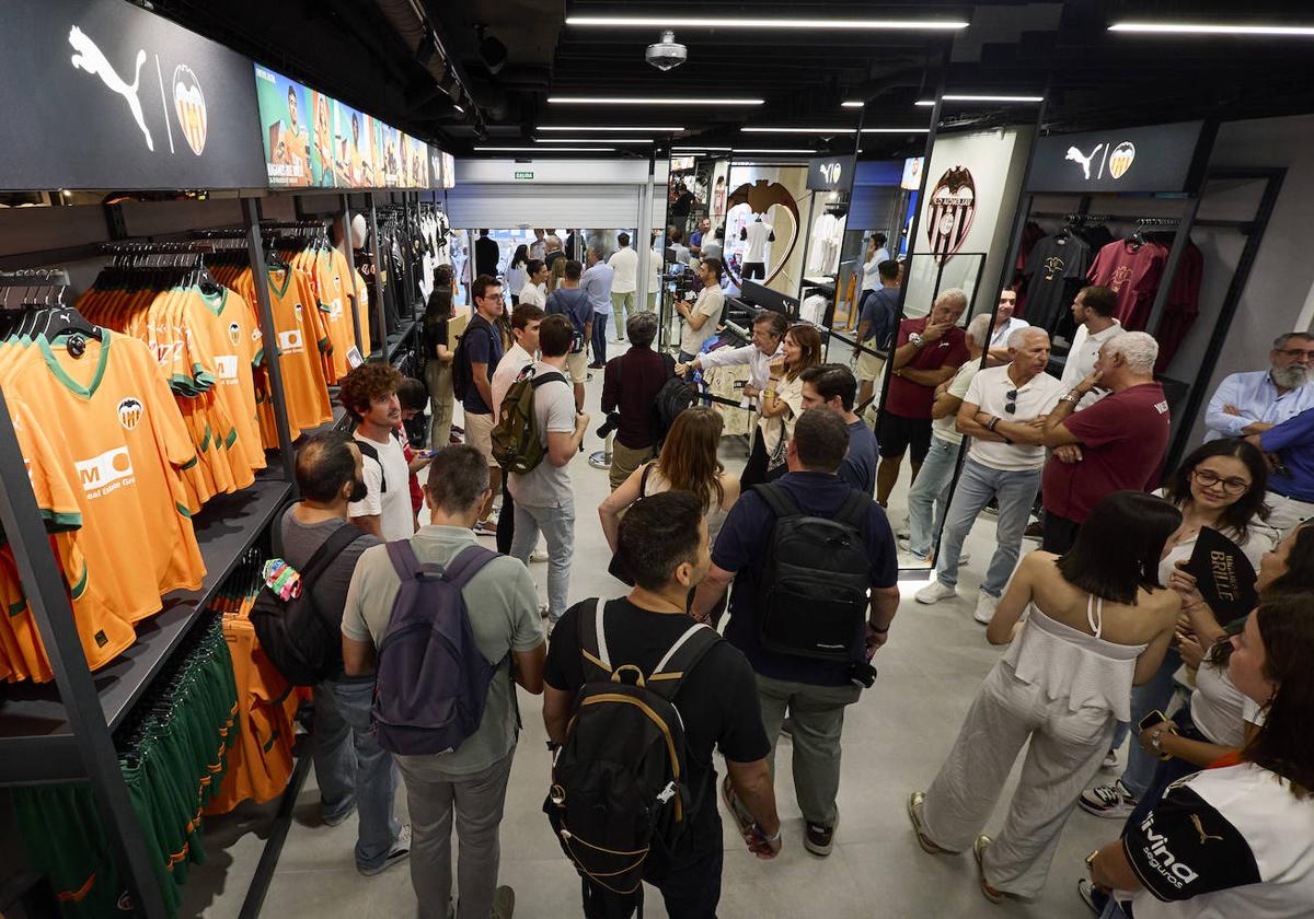 Imagen de la nueva tienda del Valencia CF en la calle Colón.