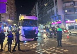 El camión, destrozado en plaza de España, este miércoles por la tarde.