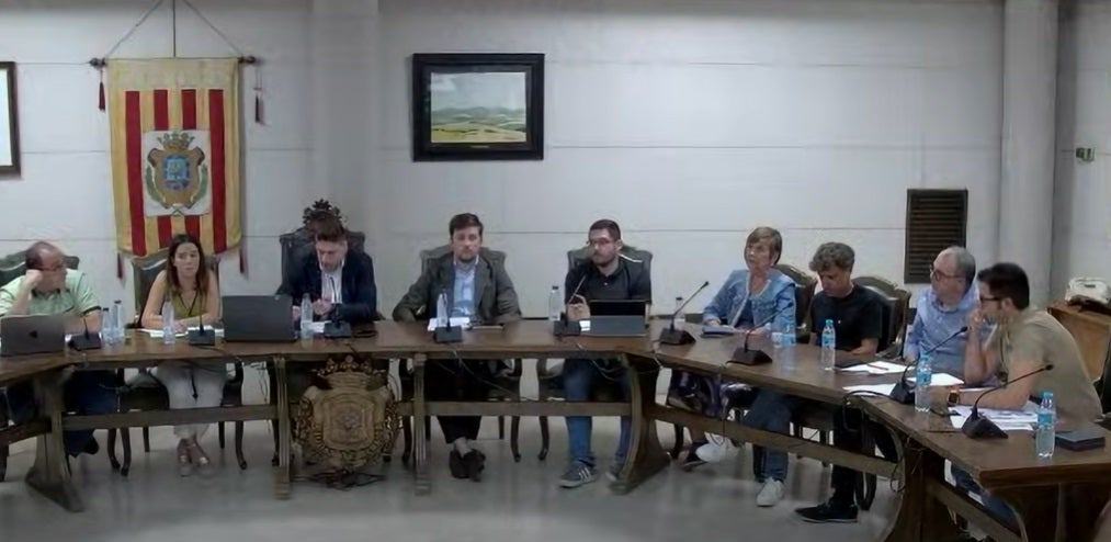 Momento del pleno donde el portavoz socialista (el último a la derecha) preguntó por las subvenciones.