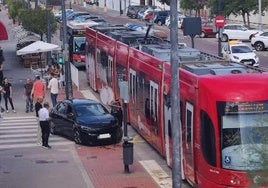 Imagen del vehículo tras chocar contra el tranvía.