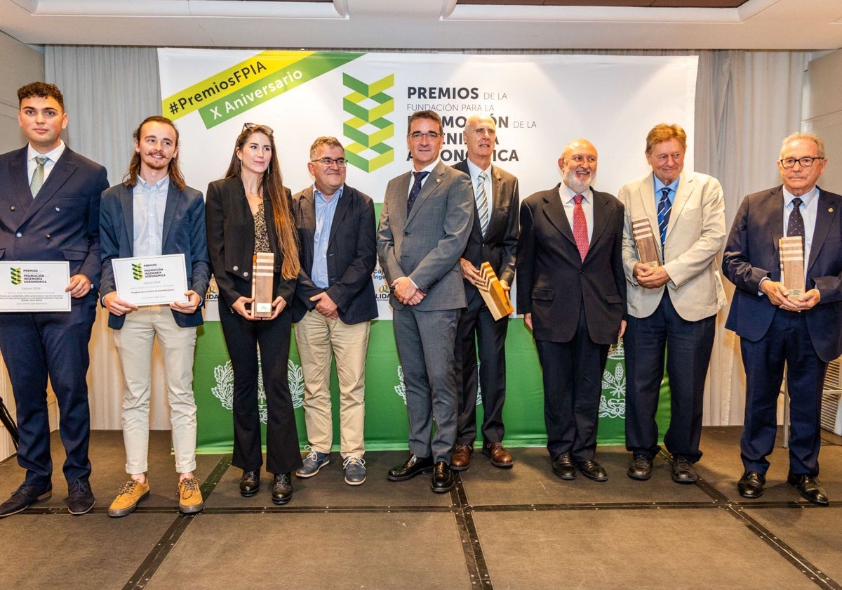 Foto de familia de los premiados.