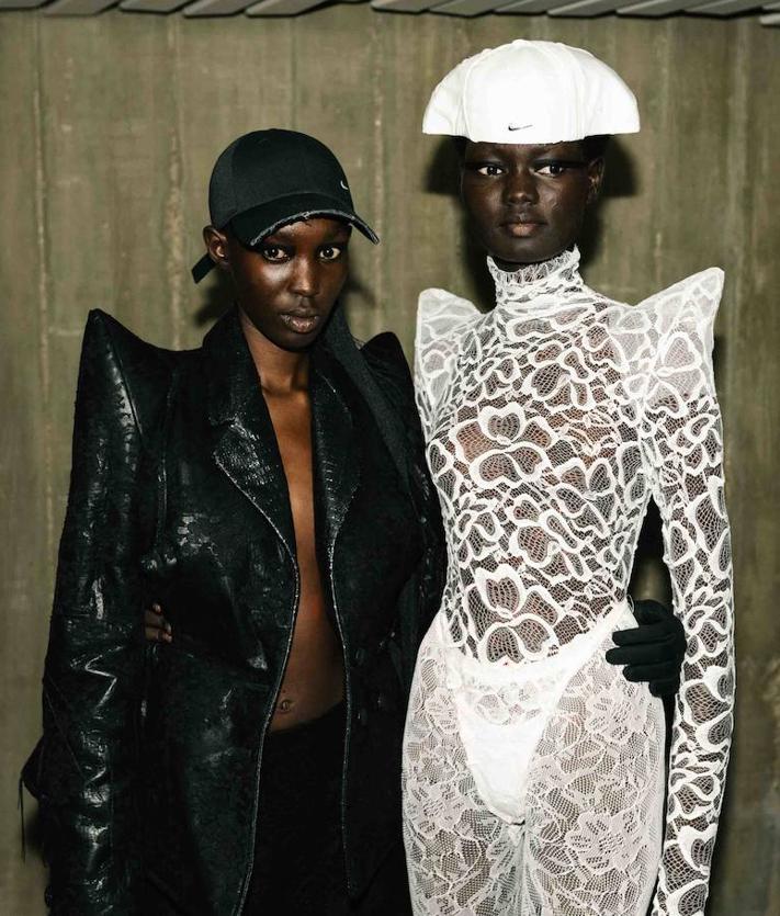 Imagen secundaria 2 - Momentos del backstage de la Paris Fashion Week.