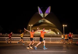 Los corredores de la 15K Nocturna, ante uno de los emblemas de Valencia.