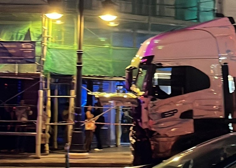 El camión, destrozado en plaza de España, este miércoles por la tarde.