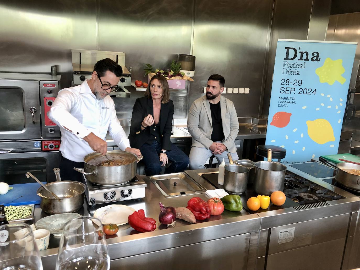 Quique Dacosta con dos de los ches participantes, Begoña Rodrigo y Luis Valls.