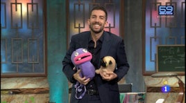 David Broncano posa con un peluche de una hormiga de 'El Hormiguero'.