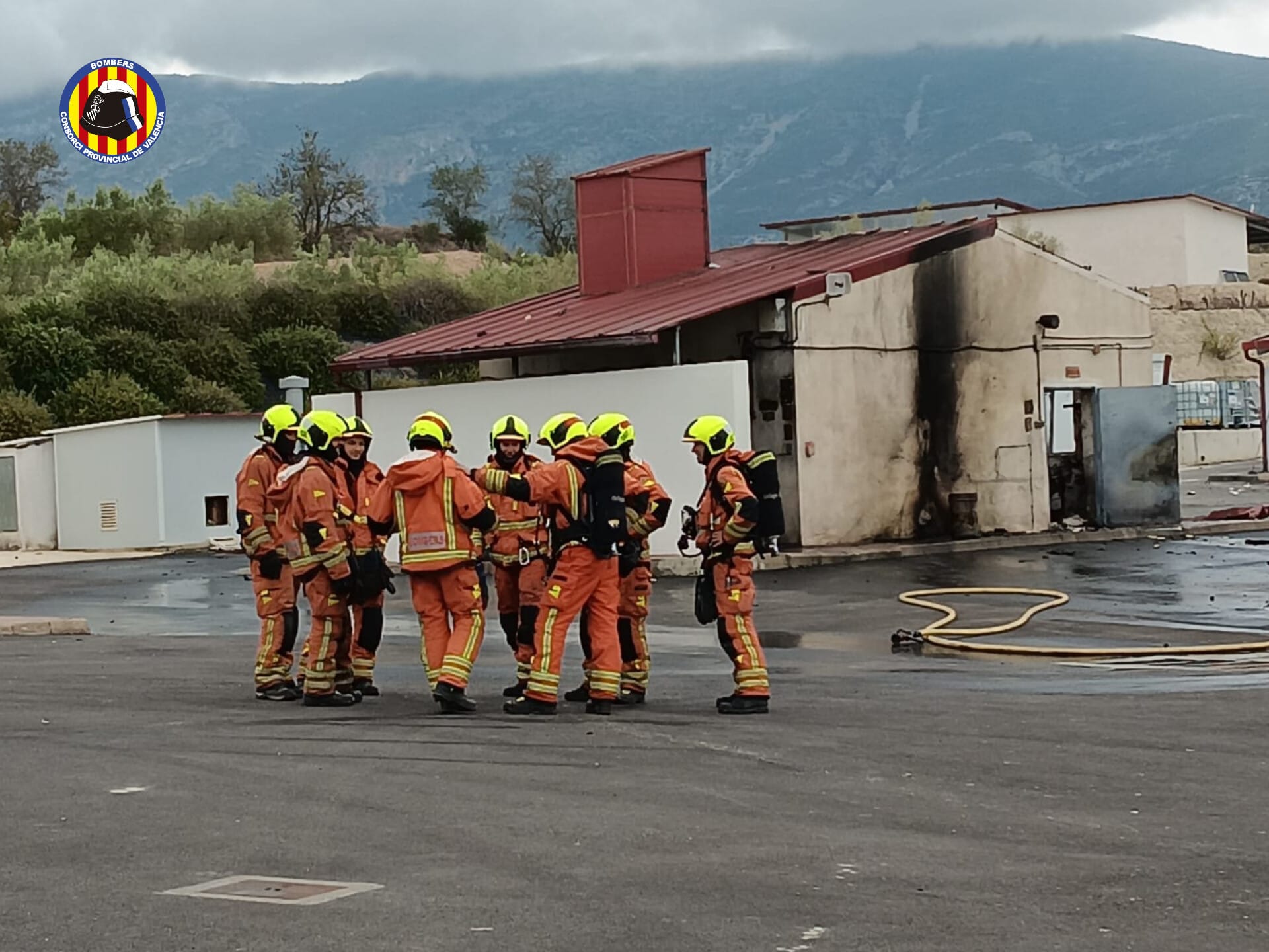 Los bomberos, tras sofocar el incendio en la nave de la pirotecnia donde se produjo el incendio.