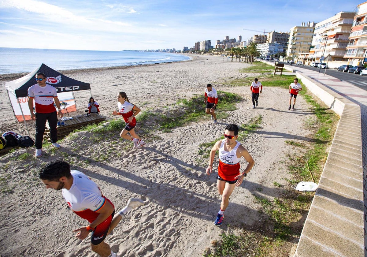 Grupo de BullRunners ejercitándose en la playa.