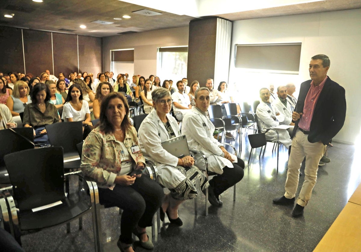 El conseller, Marciano Gómez, con el personal del hospital de Dénia este viernes.