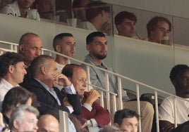 Rafa Mir, en el palco de Mestalla en el partido ante Osasuna.