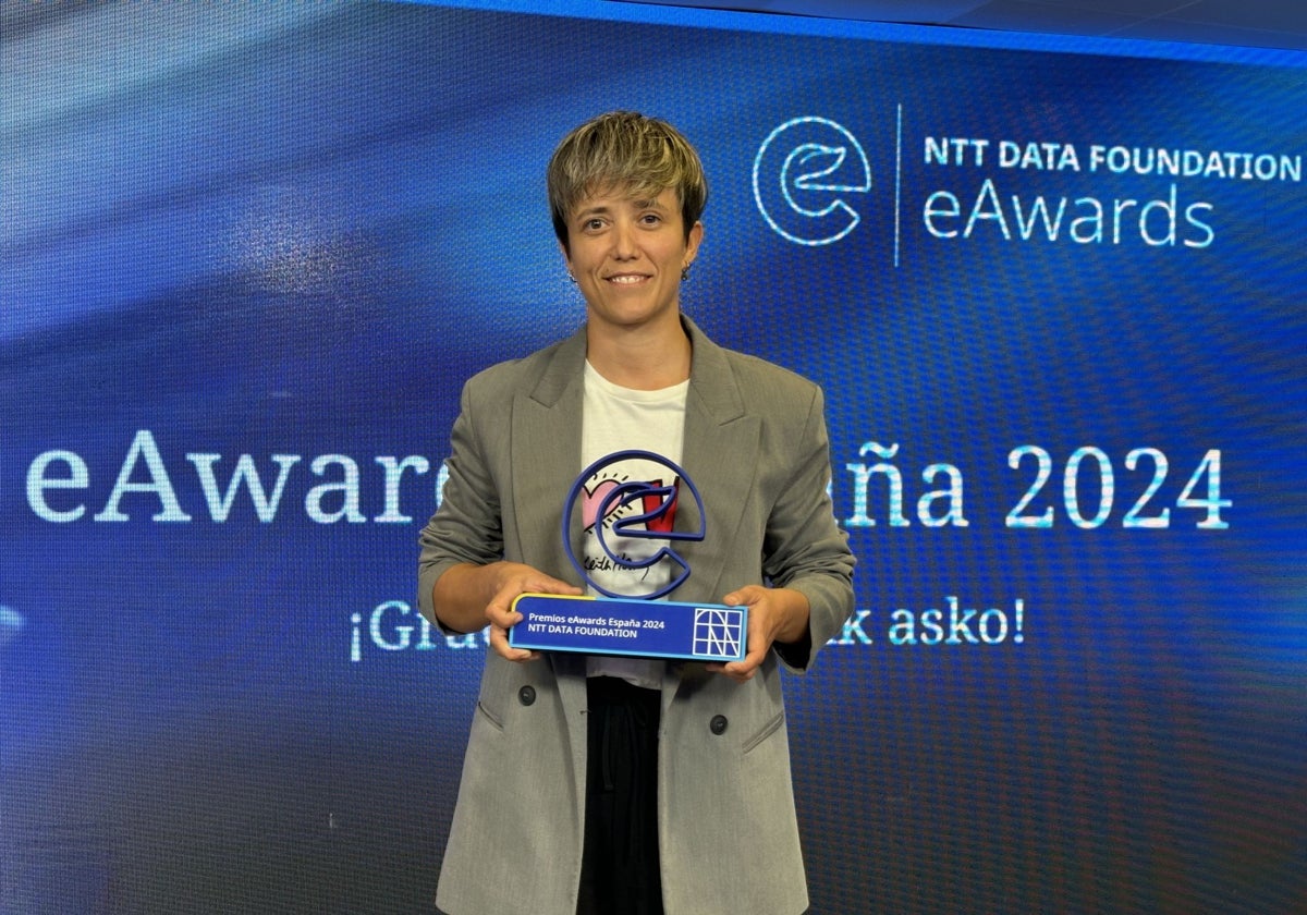 Diana de Arias, con el trofeo que le avala como ganadora de los eAwards.