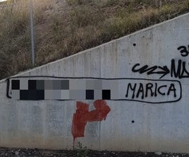 Pintada homófoba en l'Alcúdia de Crespins, donde aparece el nombre de una persona (ocultado para proteger su identidad.