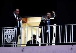 Kiat Lim saluda desde el balcón de Mestalla.