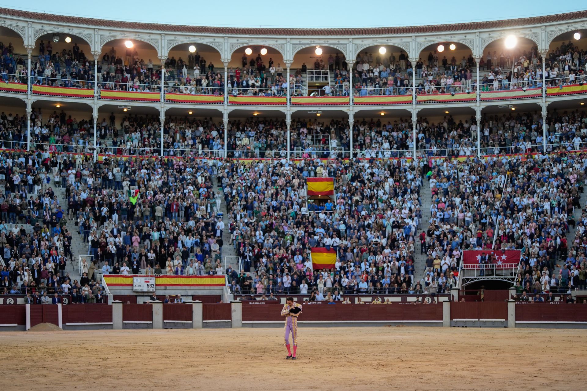 Enrique Ponce abre por quinta vez la puerta grande de Las Ventas