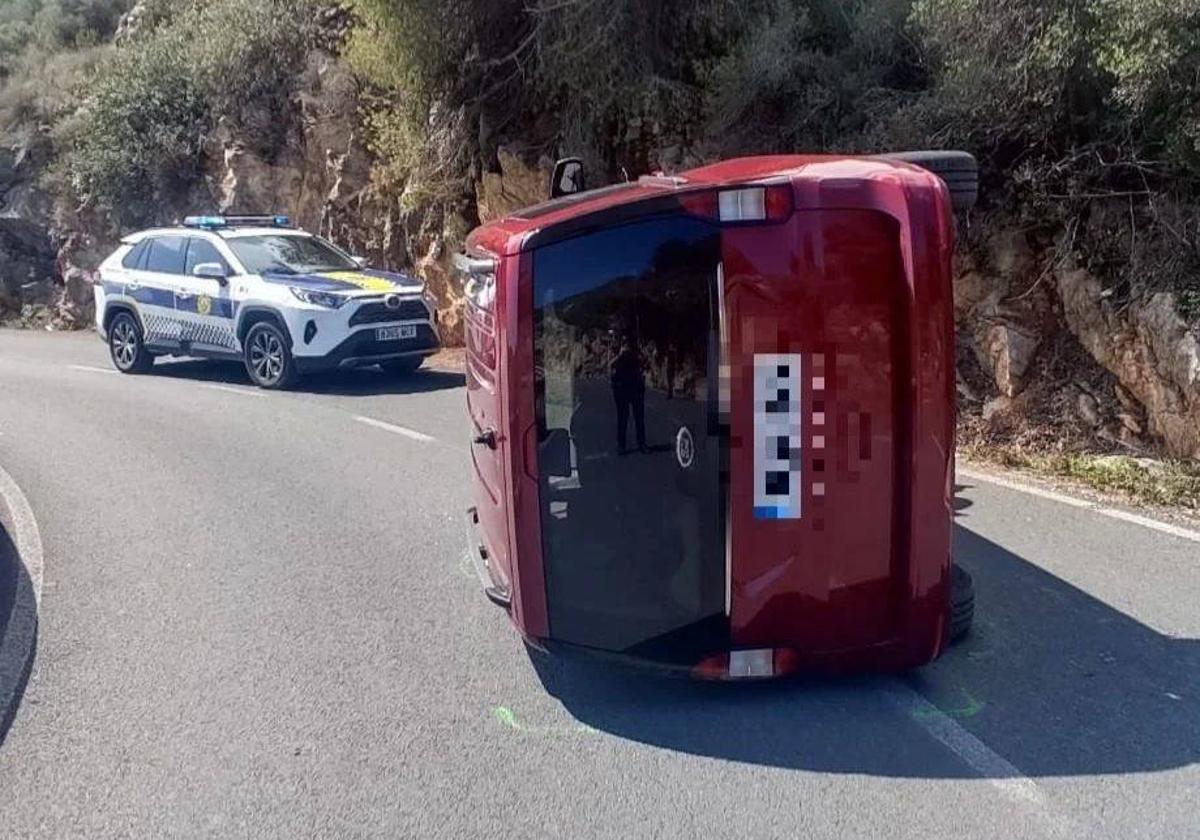 El coche volcado en medio de la calzada.