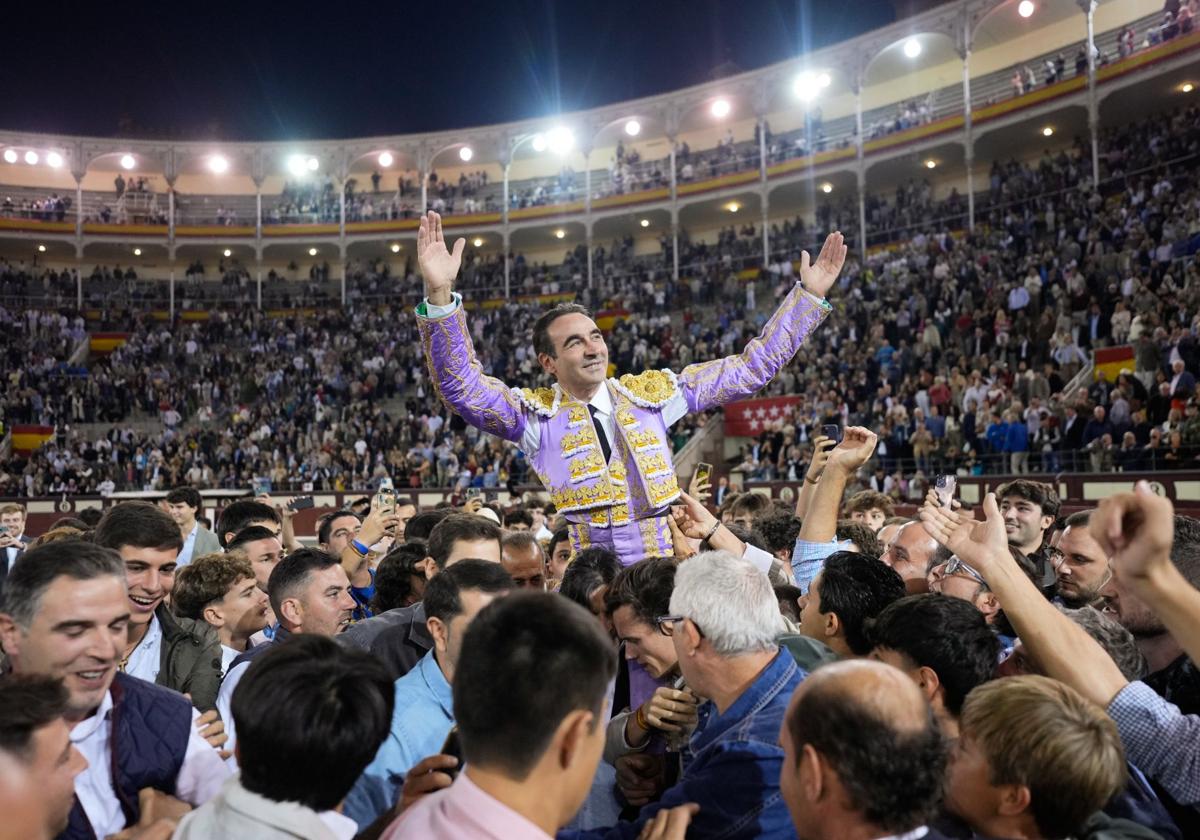 Enrique Ponce, a hombros en Las Ventas.