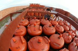 Bombonas de gas butano en un almacén.