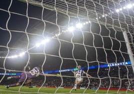 Oskarsson, en el momento de hacer el segundo gol de la Real al Valencia.