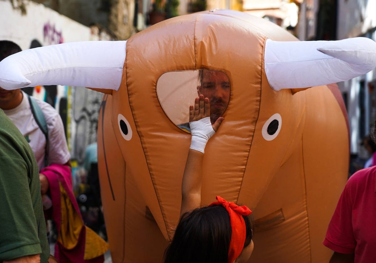 El toro hinchable que ha participado en el encierro infantil.