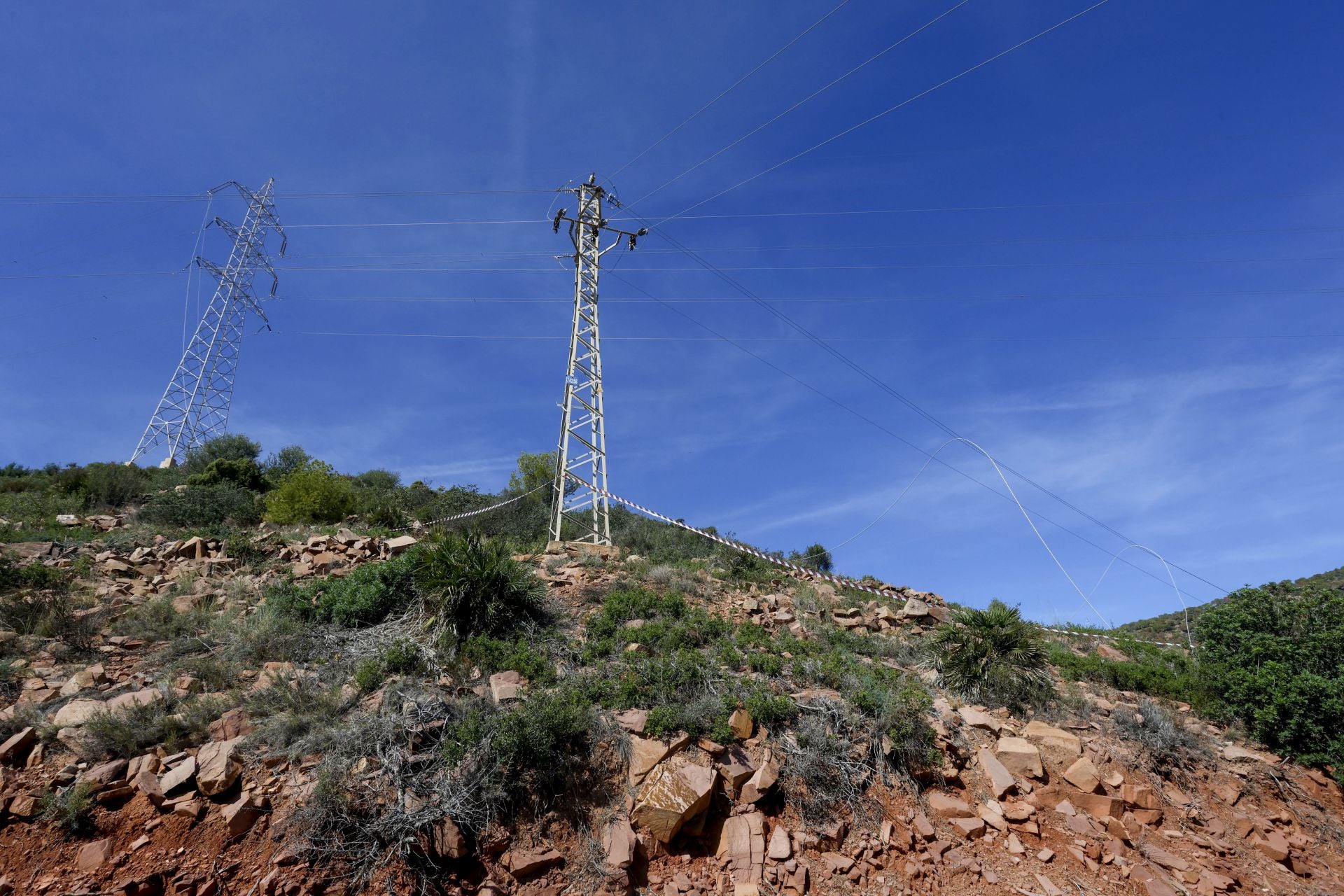 Tres muertos tras chocar un helicóptero con unos cables de alta tensión en el Monte Picayo