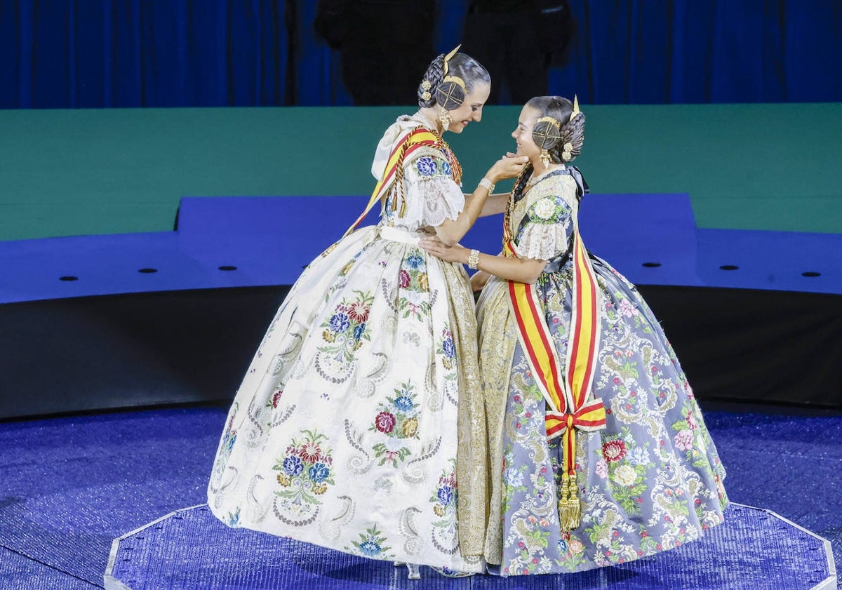 Imagen principal - María Estela Arlandis y Marina García, durante su discurso, y un momento del espectáculo, dedicado a los cuatro elementos de la naturaleza 