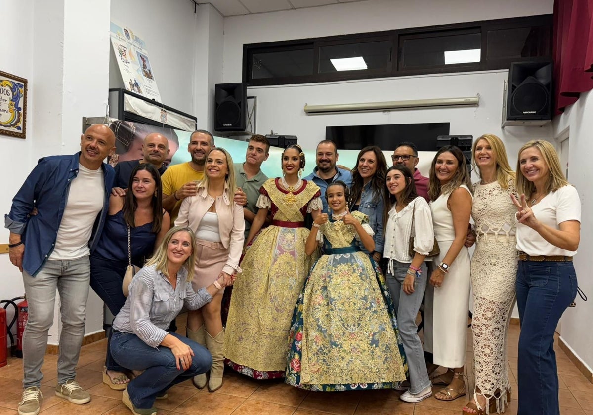 Celebración en la falla 'El Parotet' del doblete de la candidata mayor, Mireia Mansilla y la infantil, Mónica García.