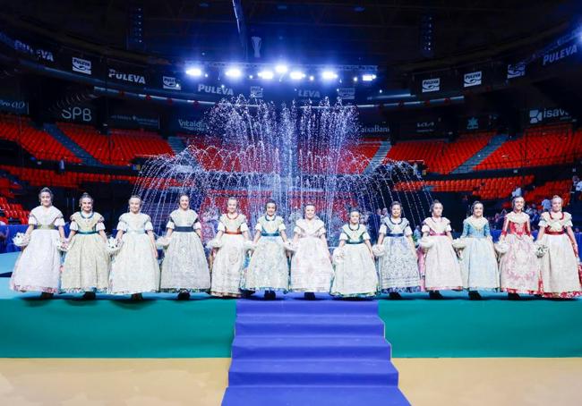 Las 13 niñas de la corte infantil.