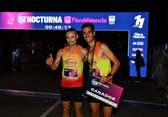 Mario Mola, a la derecha, junto a su compañero Juan Gimeno.