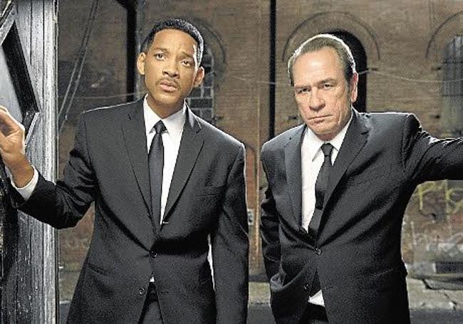 Tommy Lee Jones y Will Smith, en una escena de 'Men in black'.