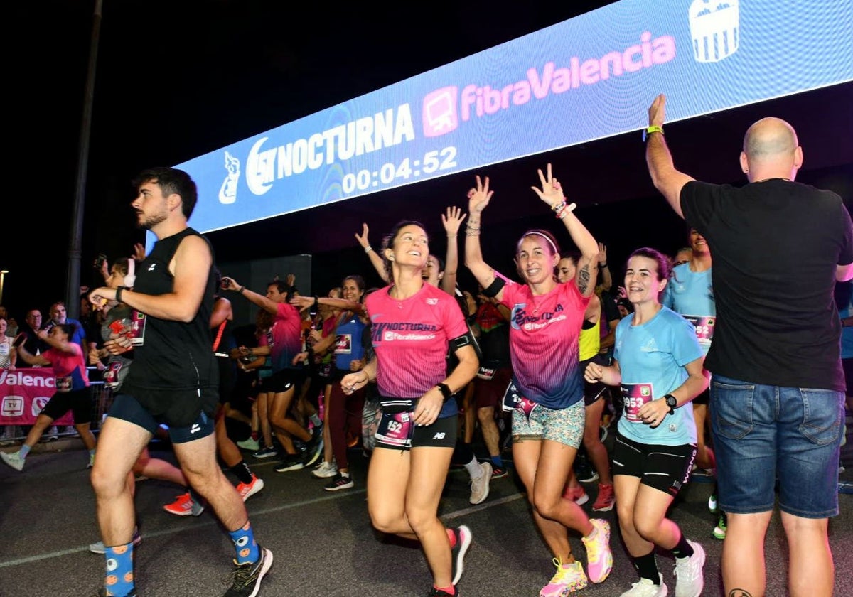 Participantes de la 15K Nocturna en el momento de tomar la salida.