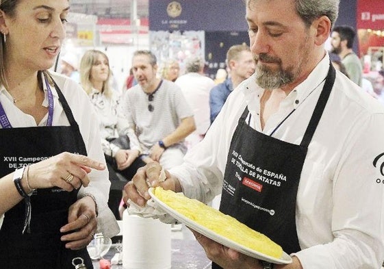 Los representantes del restaurante O Cabo de A Coruña con la tortilla ganadora.