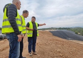 Visita a la zona del alcalde de Riba-roja, Robert Raga, y el concejal de Transición Ecológica, José Luis Ramos.