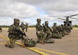 Unos soldados ante un helicóptero en un ejercicio.