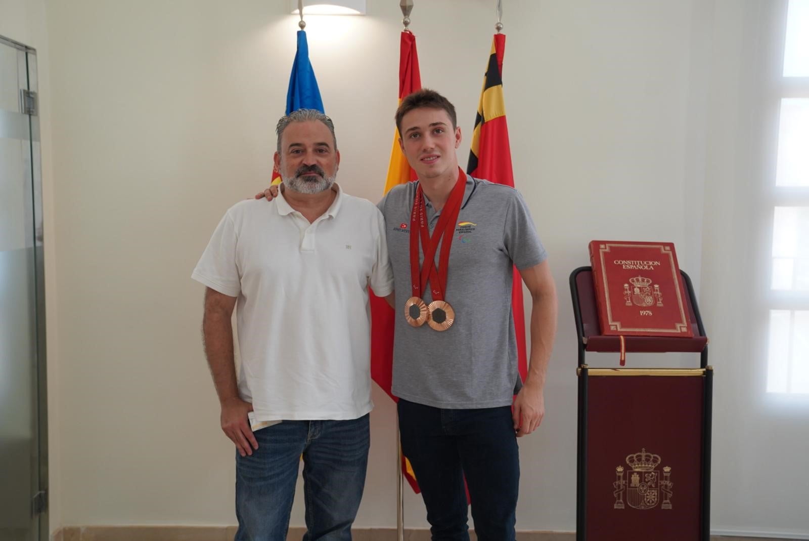 Enrique Alhambra, con sus medallas.