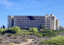 Edificio hotelero del Sidi Saler, tras el incendio en una habitación de la quinta planta.