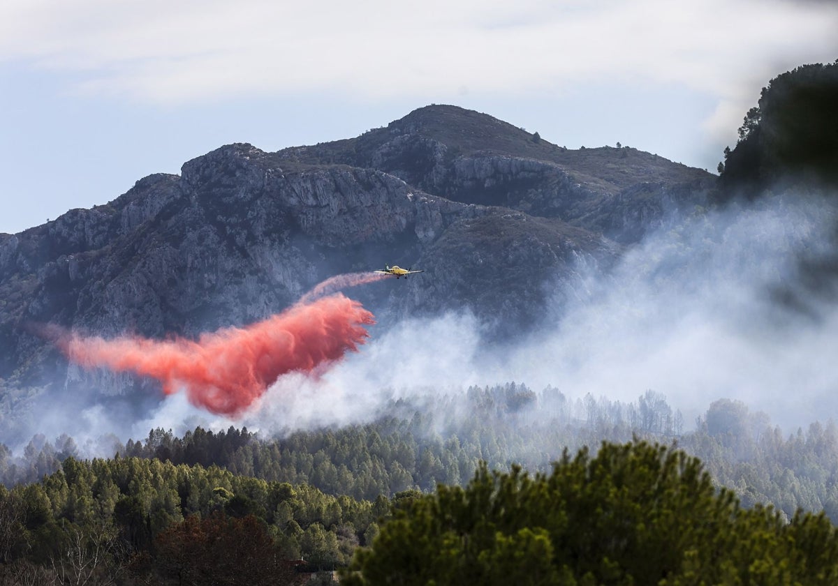 Una avioneta arroja agua en un incendio en Simat.