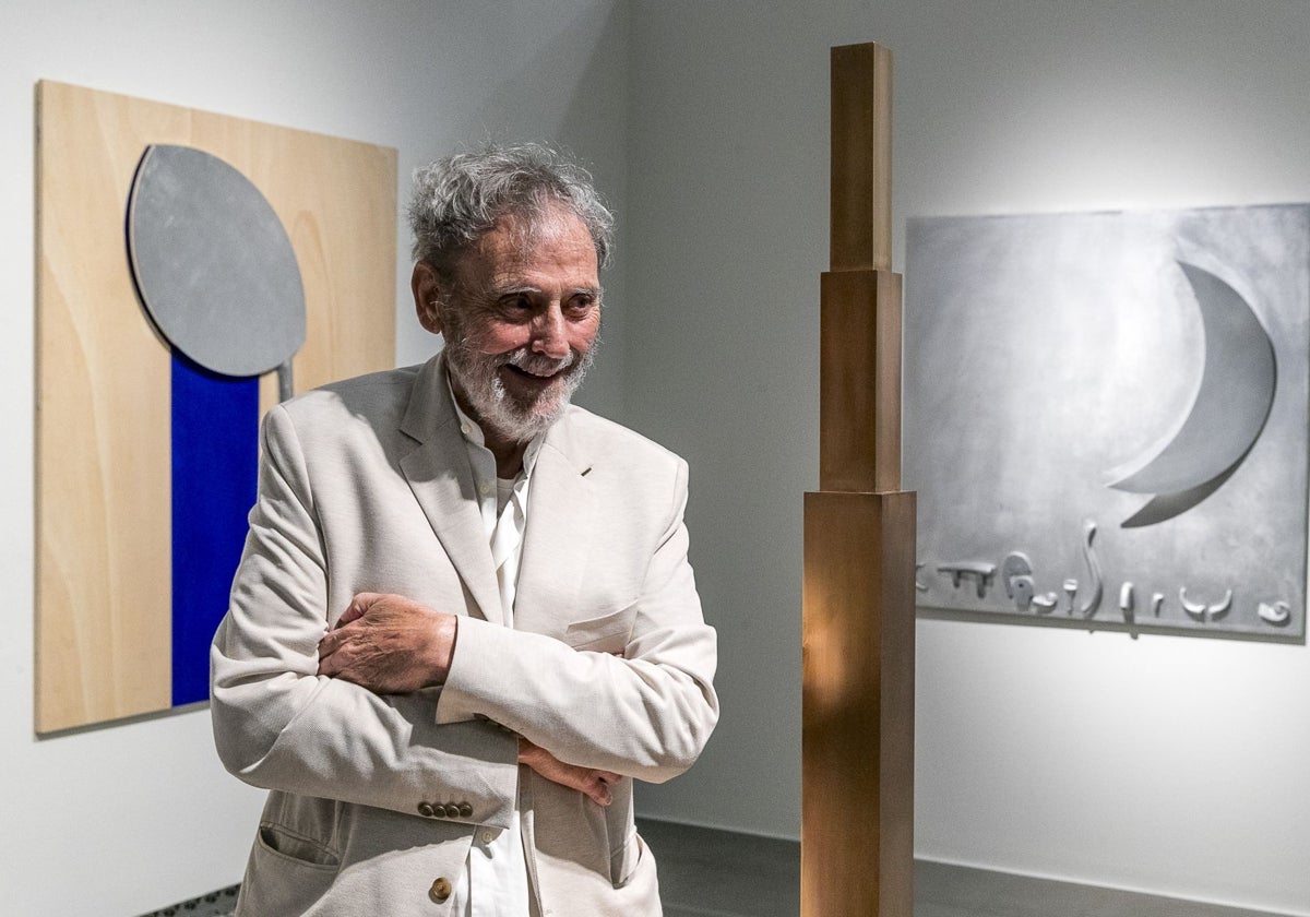 El escultor Miquel Navarro, en la exposición 'Metrópolis lunar'.