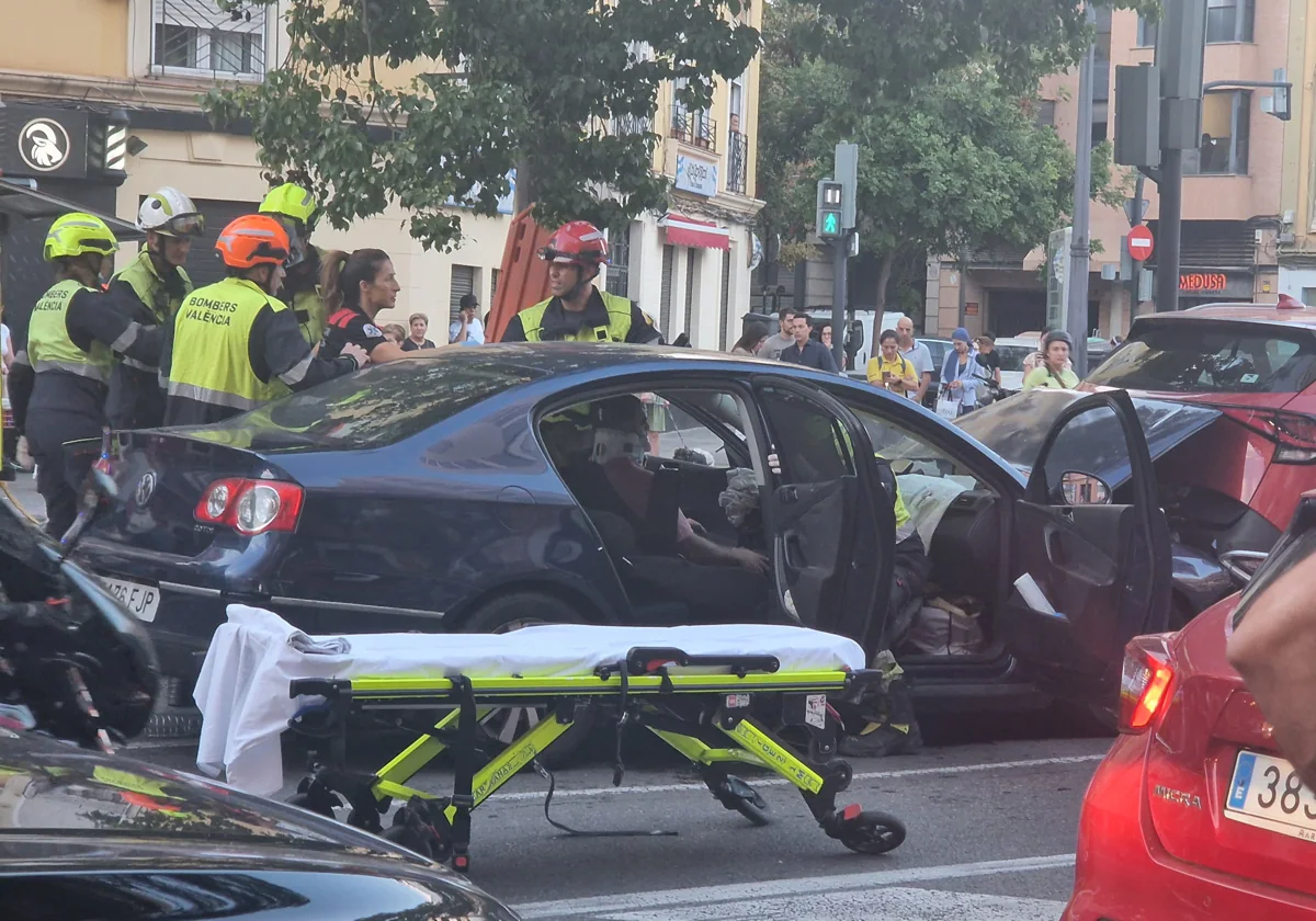 Uno de los coches implicados en el accidente con el conductor atrapado en la parte delantera.