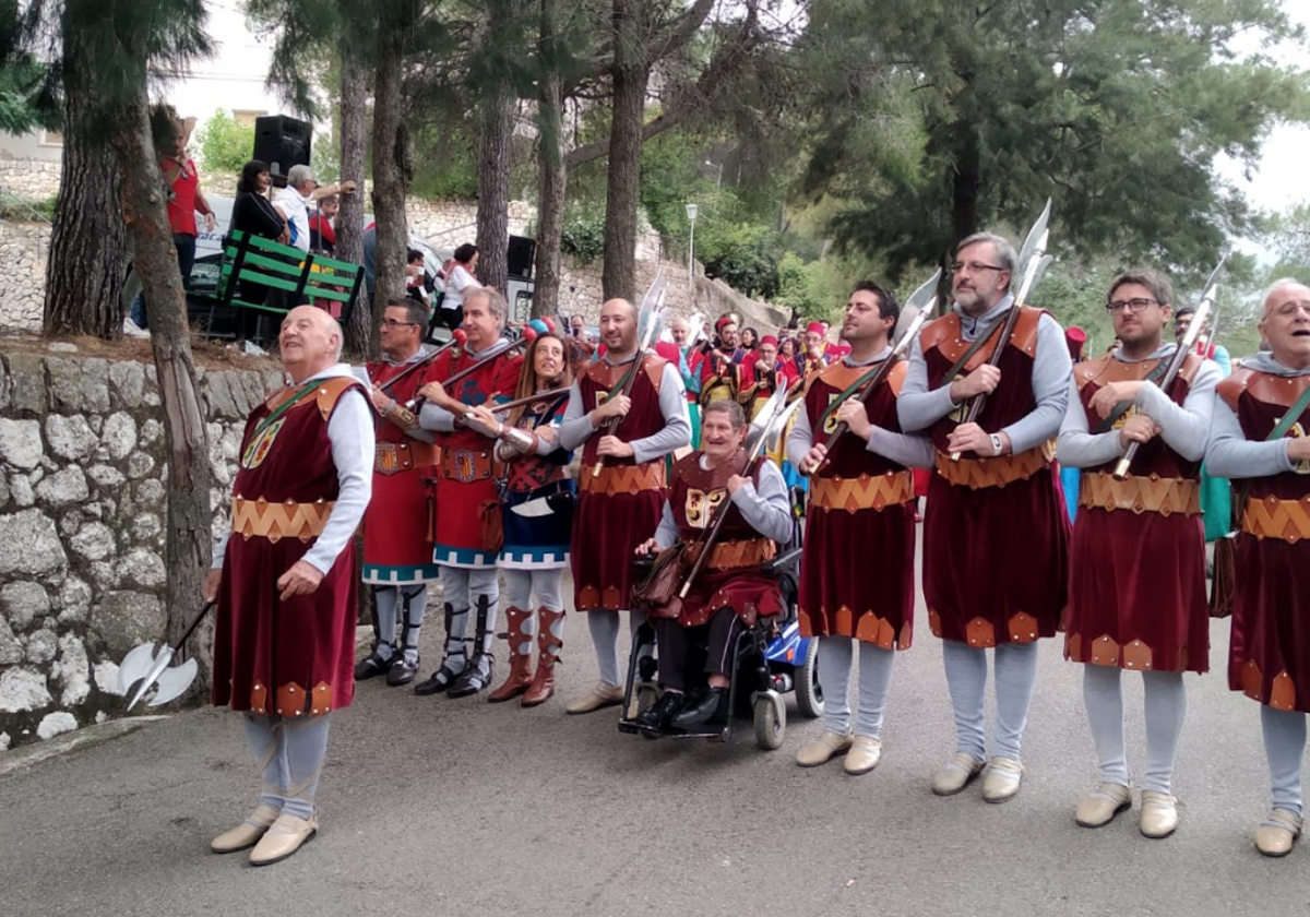 Les filaes de Moros i Cristians d'Alcoi, arriben a Fontilles en la seua tradicional visita